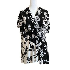 Beautiful Women’s DKNY black & white floral short sleeve blouse size XXL